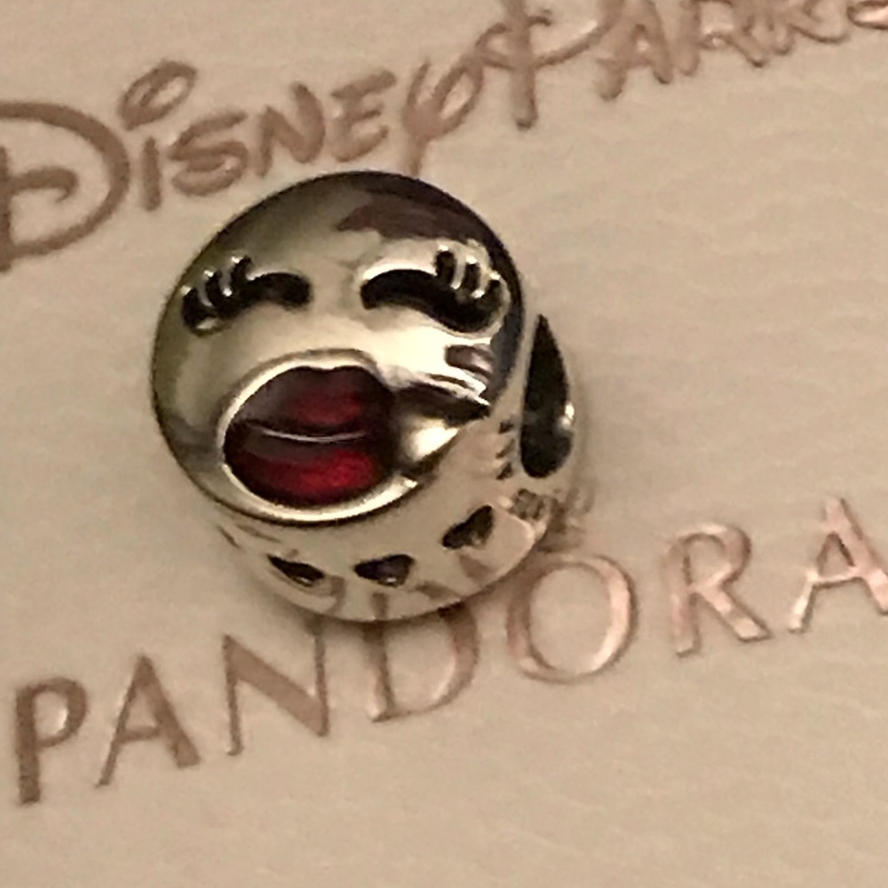 Pandora kiss charm